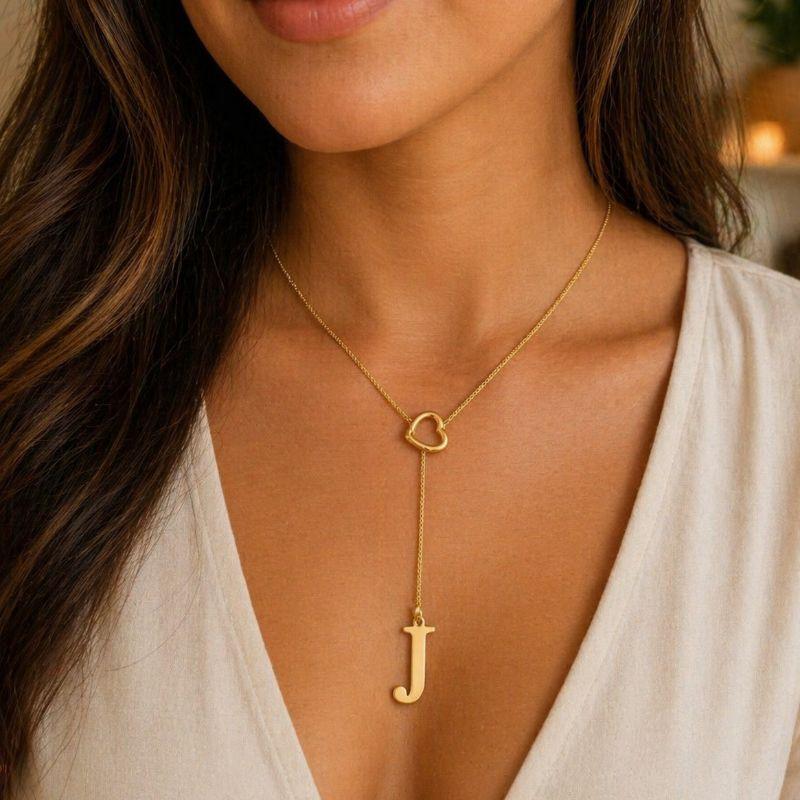 colar gravata com coração e letra lisa