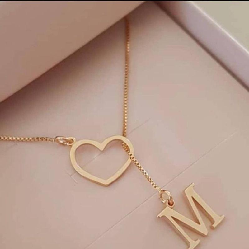 colar gravata com coração e letra lisa