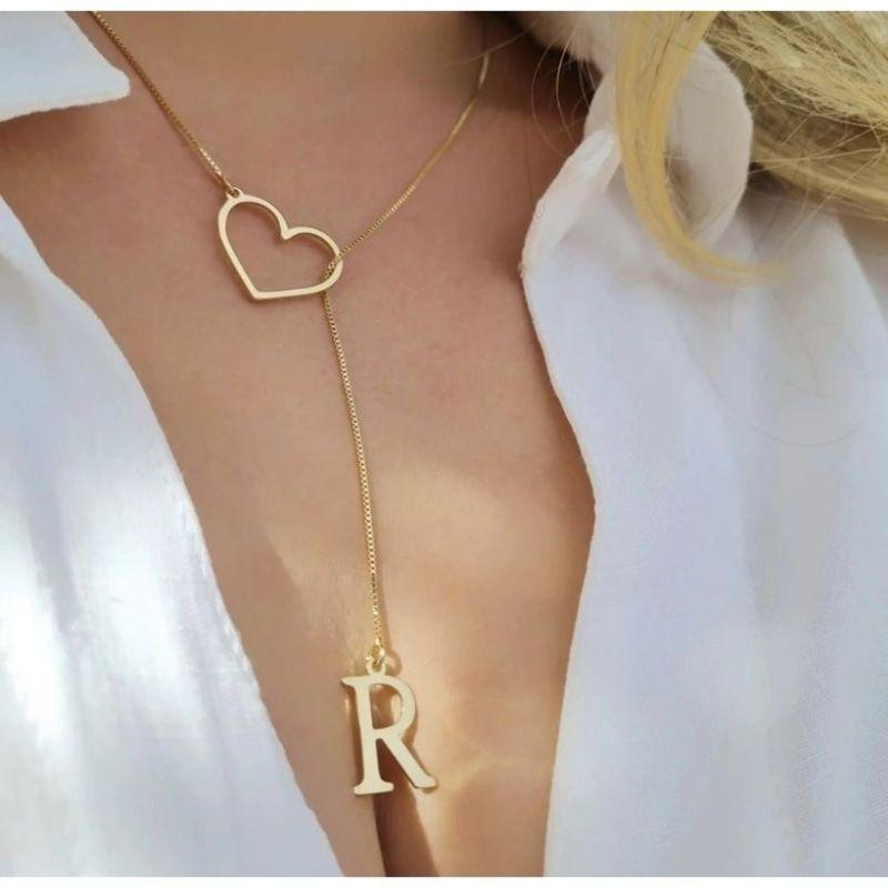 colar gravata com coração e letra lisa