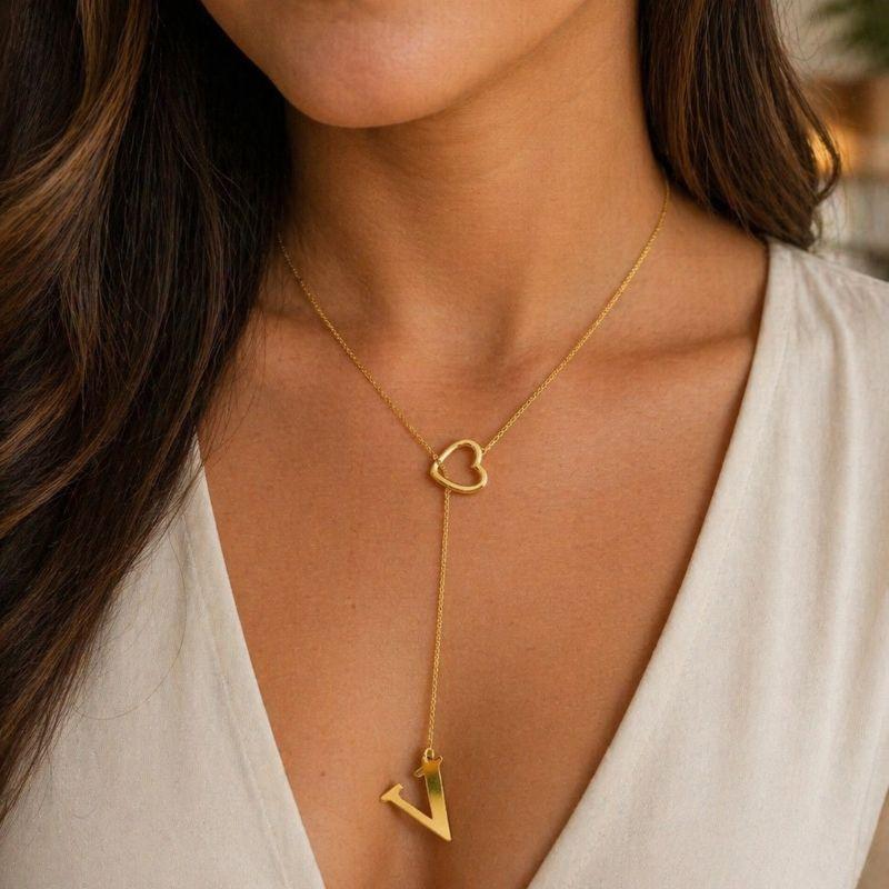 colar gravata com coração e letra lisa