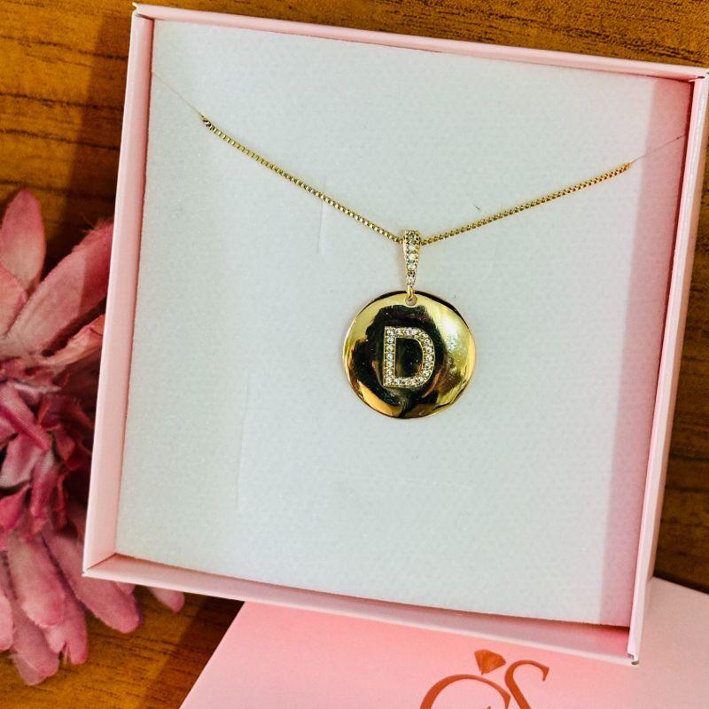 COLAR MEDALHA LETRA CRAVEJADA