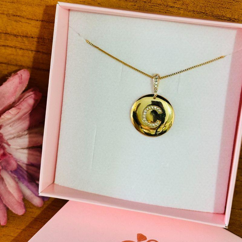 COLAR MEDALHA LETRA CRAVEJADA