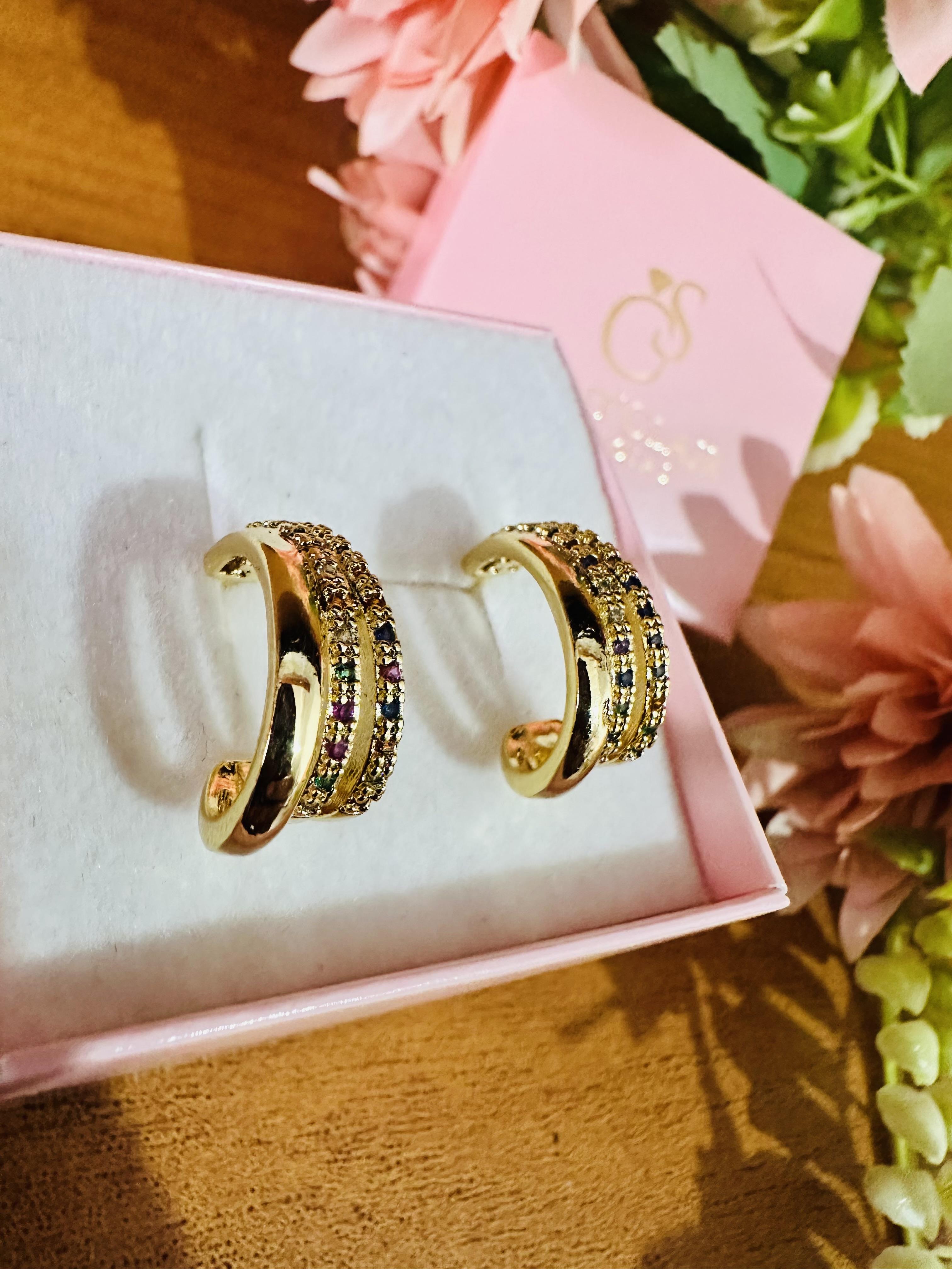 Brinco tres fileiras cravejado com microzirconias coloridas 2cm