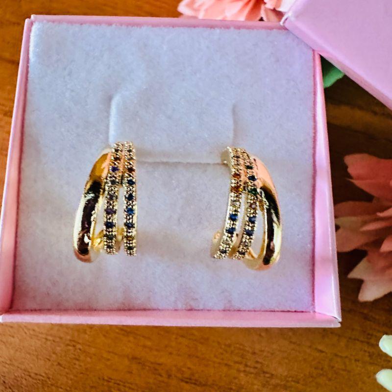 Brinco tres fileiras cravejado com microzirconias coloridas 2cm