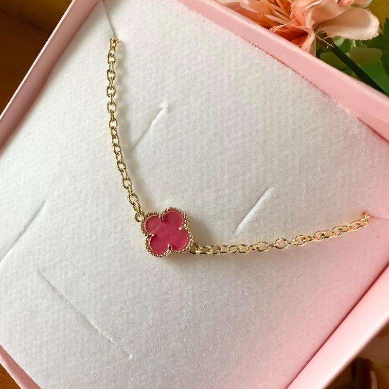 Colar trevo rosa com correntaria no elo portugues 45cm e pingente 1cm