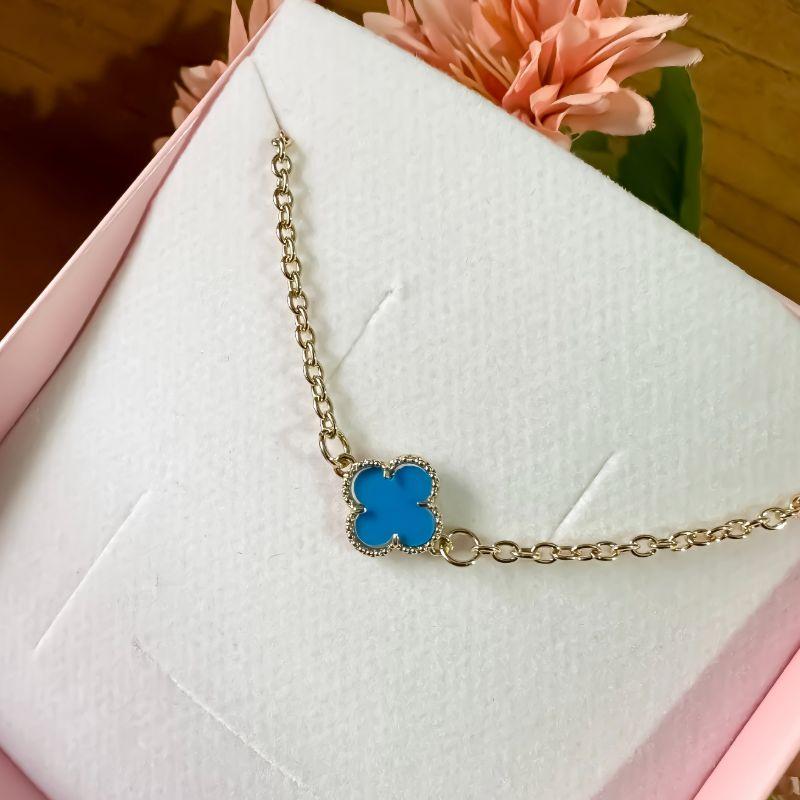 Colar trevo azul com correntaria no elo portugues 45cm e pingente 1cm