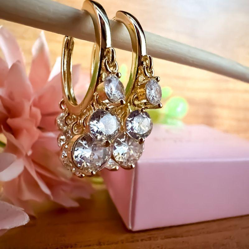 Brinco argola click c/ penduricalhos em zirconia 3cm
